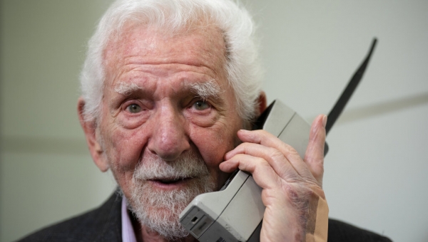 50 anos depois, inventor do celular vê comunicação sem privacidade