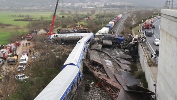 Colisão de trens mata 36 pessoas na Grécia e deixa dezenas de feridos