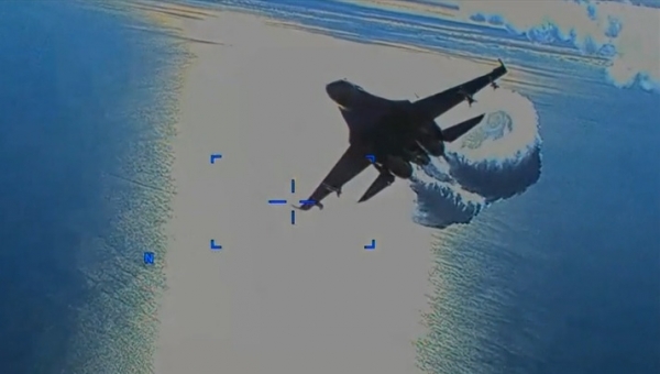 Pentágono divulga vídeo em que caça russo atinge drone americano