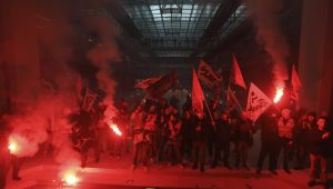 Manifestantes invadem empresa americana e queimam restaurante favorito de Macron