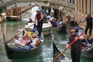 Turistas em Veneza. O setor de serviços continua impulsionando a economia italiana. (Foto: Andrea Merola - Bloomberg)