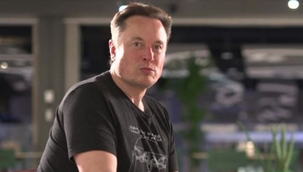 Musk afirma que "possuir Twitter é bastante doloroso"