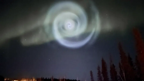 Espiral de luz surge no céu noturno do Alasca