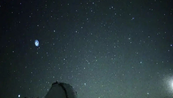 Espiral de luz surge no céu noturno do Alasca