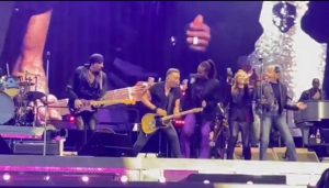 Michelle Obama sobe no palco em um show de rock...veja o vídeo!