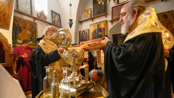 Um azeite do Monte das Oliveiras, consagrado na Igreja do Santo Sepulcro